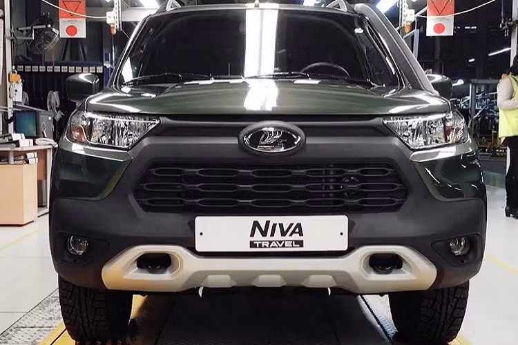 Mẫu xe trong bài viết này trên thực tế là phiên bản hiện đại của dòng Lada Niva nguyên bản. Vào năm 1998, AvtoVAZ - công ty mẹ của Lada - đã thành lập liên doanh với tập đoàn General Motors (GM) để sản xuất phiên bản hiện đại của Niva với thân vỏ mới, nội thất nâng cấp và nhiều trang bị an toàn hơn. Trong khi đó, Lada Niva cũ vẫn được bán song song trên thị trường với cái tên 4x4 để phân biệt với phiên bản hiện đại.