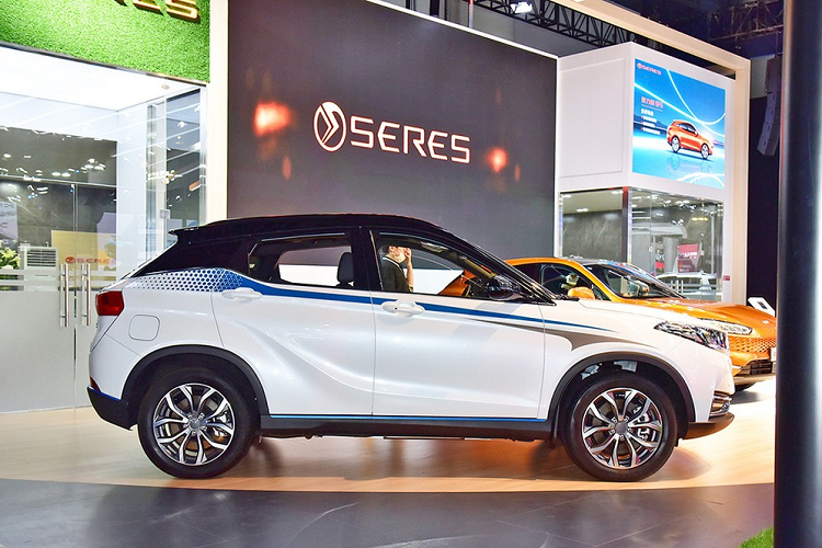 Đối với nội thất, tổng thể thiết kế của xe trông rất đơn giản. Bố cục hình chữ T của cụm điều khiển trung tâm trông rất gọn gàng, trong khi vô lăng 3 chấu phẳng phía dưới nhấn mạnh thêm tính cách thể thao và các cửa gió điều hòa trông giống hình động cơ khiến nội thất bớt đơn điệu đi. Sự kết hợp của bảng đồng hồ màn hình LCD và màn hình cảm ứng trung tâm nổi trên mặt táp lô cũng làm tăng thêm vẻ công nghệ cho nội thất ix3. Hơn nữa, chiếc xe vẫn sử dụng khá nhiều nút bấm và núm vặn kiểu truyền thống.