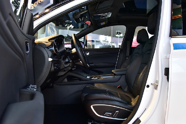 Các nguồn tin chính thức cho biết rằng Seres ix3 có kích thước cụ thể là dài 4.385 mm, rộng 1.850, cao 1.650 mm với trục cơ sở 2.655 mm. Do vậy, ta có thể thấy rằng mẫu SUV điện này khá là vừa vặn, phù hợp cho những người mua trẻ mới lập gia đình.