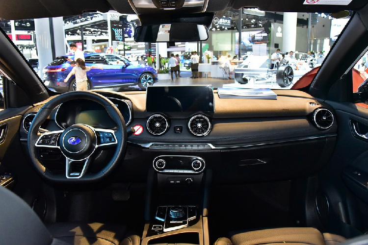 Phần sườn xe trông khá là mượt mà, với một vài đường gân nổi rõ, uốn lượn đến tận đuôi. Phần nóc xe mang thiết kế hẹp lại dần ở phía sau, qua đó càng làm nổi bật dáng vẻ chuyển động, trẻ trung của ix3. Trái ngược với phía đầu xe bóng bẩy, phần đuôi xe trông khá trống trải với thiết kế đèn pha nằm tách biệt hẳn hai bên và hàng chữ “SERES” nhỏ kẹp giữa.