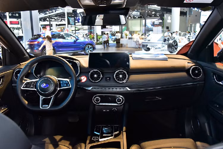 Phần sườn xe trông khá là mượt mà, với một vài đường gân nổi rõ, uốn lượn đến tận đuôi. Phần nóc xe mang thiết kế hẹp lại dần ở phía sau, qua đó càng làm nổi bật dáng vẻ chuyển động, trẻ trung của ix3. Trái ngược với phía đầu xe bóng bẩy, phần đuôi xe trông khá trống trải với thiết kế đèn pha nằm tách biệt hẳn hai bên và hàng chữ “SERES” nhỏ kẹp giữa.