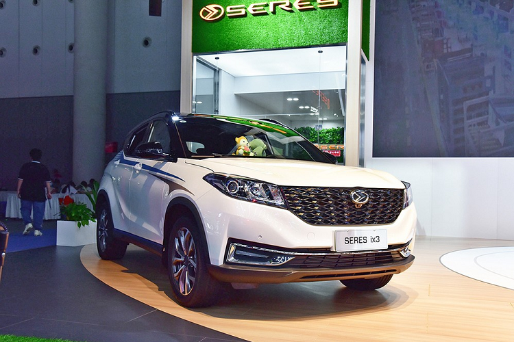 Mới đây, một công ty khởi nghiệp xe điện Trung Quốc mang tên Seres đã giới thiệu trước công chúng sản phẩm thứ hai của họ, ix3, tại Triển lãm Thành Đô 2020. Mẫu xe mới này được định vị là SUV hạng C và là xe điện có cự li di chuyển xa hơn so với sản phẩm đầu tiên, SF5. Nhà sản xuất đã trang bị cho Seres ix3 2020 mới một cụm pin lithium dung lượng 17,28 kWh, với cự li “cruising” thuần điện là 100 km.