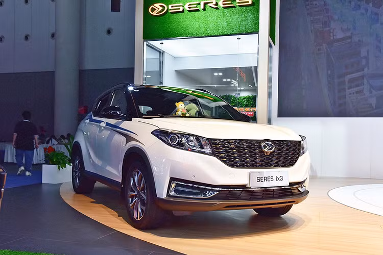 Mới đây, một công ty khởi nghiệp xe điện Trung Quốc mang tên Seres đã giới thiệu trước công chúng sản phẩm thứ hai của họ, ix3, tại Triển lãm Thành Đô 2020. Mẫu xe mới này được định vị là SUV hạng C và là xe điện có cự li di chuyển xa hơn so với sản phẩm đầu tiên, SF5. Nhà sản xuất đã trang bị cho Seres ix3 2020 mới một cụm pin lithium dung lượng 17,28 kWh, với cự li “cruising” thuần điện là 100 km.