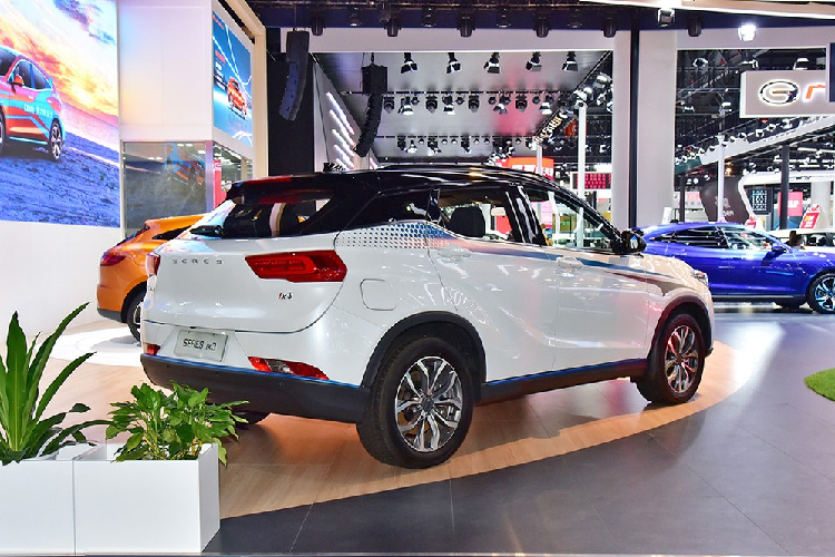 Trên phương diện thiết kế, Seres ix3 thế hệ mới có mặt trước đơn giản. Dù là xe điện, nhưng đầu xe vẫn có chi tiết lưới tản nhiệt khá lớn, thậm chí còn được trang trí mạ crôm bóng bẩy, kết hợp với đèn pha tương đối sắc cạnh. Thân vỏ xe có mang xọc màu xanh, tạo nên một cảm giác thể thao, năng động và công nghệ xanh thân thiện môi trường.