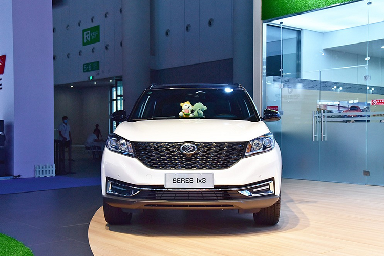 Về mặt hiệu suất, Seres ix3 sẽ có mô tơ điện công suất tối đa 160 mã lực và 300 Nm mô-men xoắn cực đại, qua đó đủ sức gia tốc từ 0-100 km/h trong 9,5 giây và tốc độ tối đa là 155 km/h. Nó sử dụng điện cho quãng đường ngắn và dầu cho quãng đường dài, nhờ đó mà loại bỏ sự lo ngại về cự li di chuyển của người dùng và tránh khó khăn tìm điểm sạc điện. Trước mắt, giá xe Seres ix3 chưa công bố cụ thể.