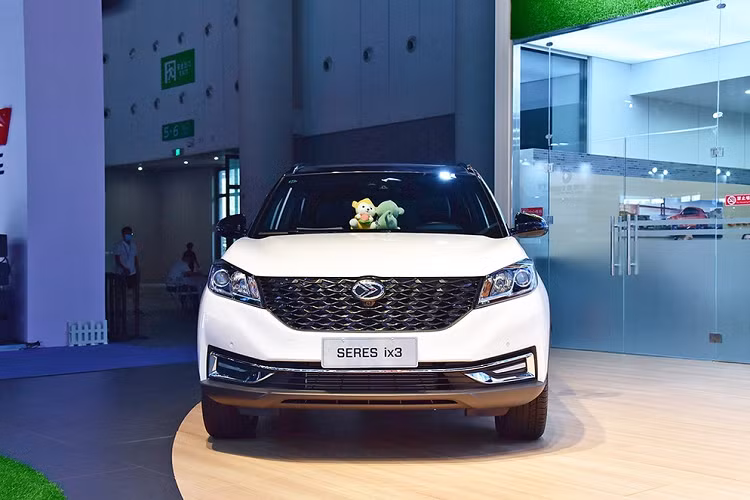 Về mặt hiệu suất, Seres ix3 sẽ có mô tơ điện công suất tối đa 160 mã lực và 300 Nm mô-men xoắn cực đại, qua đó đủ sức gia tốc từ 0-100 km/h trong 9,5 giây và tốc độ tối đa là 155 km/h. Nó sử dụng điện cho quãng đường ngắn và dầu cho quãng đường dài, nhờ đó mà loại bỏ sự lo ngại về cự li di chuyển của người dùng và tránh khó khăn tìm điểm sạc điện. Trước mắt, giá xe Seres ix3 chưa công bố cụ thể.