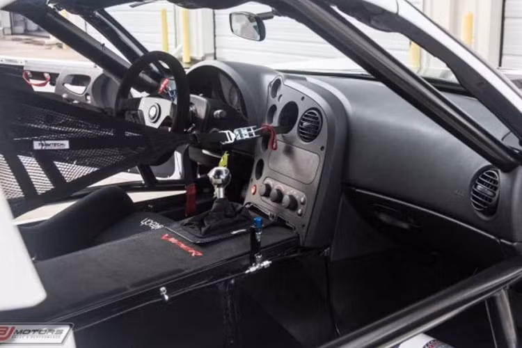 Dòng Dodge Viper nổi tiếng với khối động cơ V10 hút khí tự nhiên, dung tích khủng lên đến 8,4 lít, lớn hơn cả khối động cơ W16 của Bugatti. Trên phiên bản ACR-X, động cơ này giúp xe sở hữu công suất cực đại 640 mã lực và 820 Nm mô-men xoắn. Sức mạnh này cao hơn 40 mã lực so với Viper ACR ở thế hệ này.