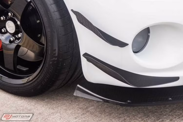 Những chiếc Viper ACR-X đầu tiên lăn bánh khỏi nhà máy vào đầu năm 2010 và chỉ có 50 chiếc như vậy được sản xuất, biến đây trở thành một trong những phiên bản hiếm nhất của dòng xe này. Ở thời điểm đó, giá xe Dodge Viper ACR-X bán ra phiên bản đặc biệt này là120.000 USD, cao hơn 12.000 USD so với Viper ACR thông thường.