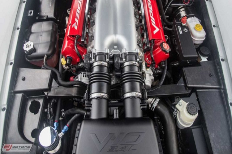 Dodge trang bị thêm những phụ kiện an toàn bên trong nội thất như khung chống lật tích hợp, bình chữa cháy cùng bộ ghế đua thể thao và đai an toàn đa điểm. Nội thất cũng được tối giản hóa và giờ đây chỉ còn một vài trang bị cần thiết.