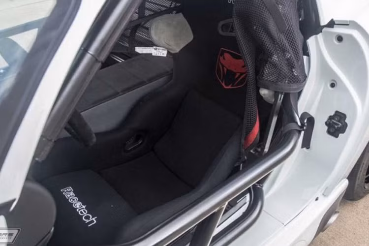 Chiếc Viper ACR-X này mang số thứ tự 2 trên tổng số 50 chiếc được sản xuất và từng thuộc sở hữu của nhà văn Bernie Katz. Trong suốt cuộc đời của mình, chiếc xe gần như đã không được sử dụng vào còn mới nguyên với odo chỉ 16 km.