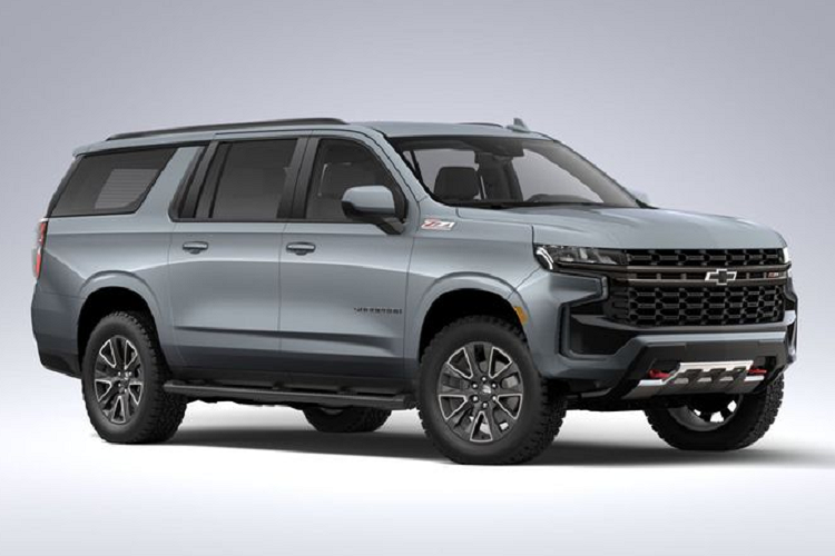 Bên cạnh đó, chiếc SUV cỡ lớn cao cấp của Chevrolet cũng đi kèm hệ thống hỗ trợ leo dốc Hill Descent Control - tính năng này không có trên bản LT thấp hơn. Về diện mạo, Suburban Z71 cũng dễ dàng được phân biệt nhờ mặt trước nổi bật hơn, đáng chú ý nhất là lưới tản nhiệt tùy chỉnh, móc kéo ở hai đầu đều sơn đỏ và các bánh xe mới được trang bị lốp xe mọi địa hình BF Goodrich.