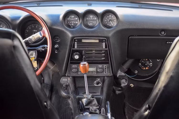 Đồng thời, nội thất xe còn có thảm trải sàn đúng nhãn hiệu Datsun, thanh ốp ngưỡng cửa đặc biệt, hệ thống radio Hitachi AM, tay nắm cần số và vô lăng bằng gỗ, điều hòa không khí và nhiều trang bị khác nữa.