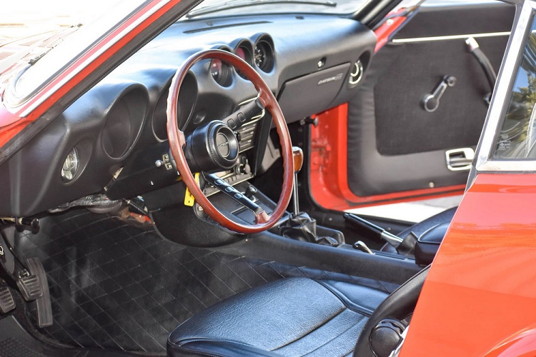 Trên phương diện máy móc, chiếc xe có trang bị động cơ I6 dung tích 2.4 lít, sản sinh 150 mã lực tại tua máy 5.600 vòng/phút và 198 Nm mô-men xoắn cực đại tại tua máy 4.400 vòng/phút.