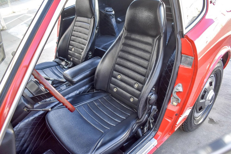 Động cơ hoạt động phối hợp một hộp số sàn 4 cấp và hệ dẫn động cầu sau.