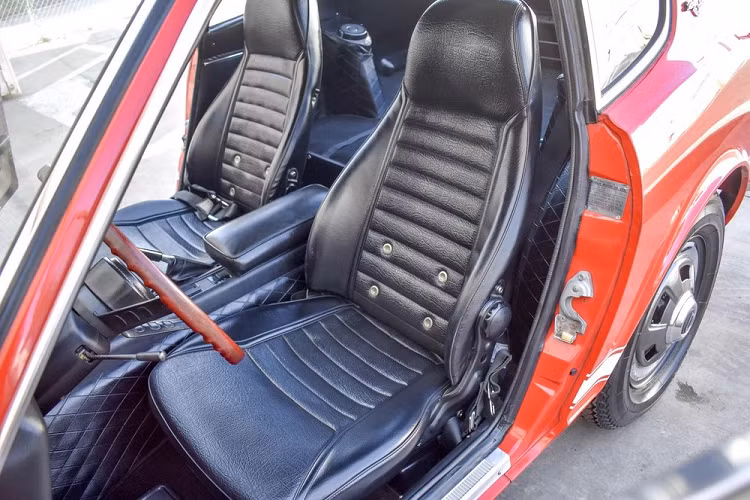 Động cơ hoạt động phối hợp một hộp số sàn 4 cấp và hệ dẫn động cầu sau.