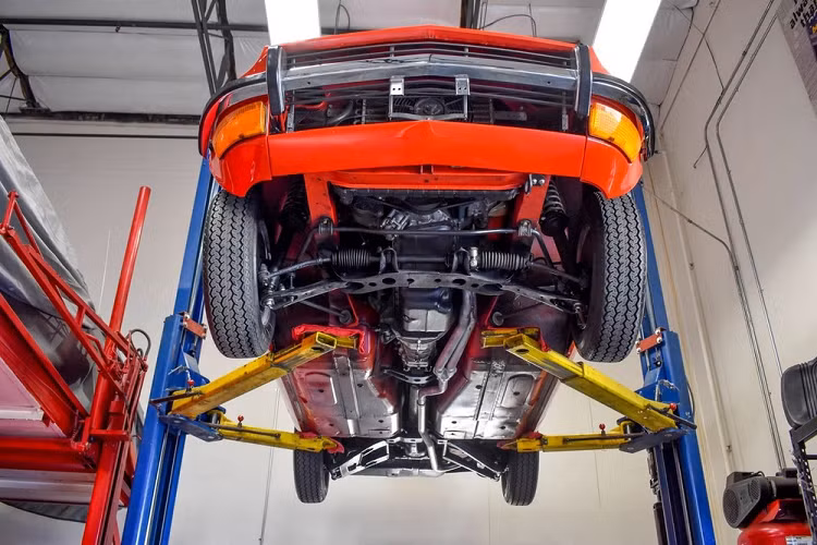 Chiếc Datsun 240Z 1971 thể thao này đã trải qua một quá trình phục chế hoàn chỉnh, với chỉ khoảng 50.000 km trên đồng hồ công tơ mét, một con số thấp đối với một phương tiện gần 50 tuổi.