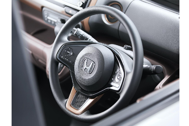 Tại Nhật, N-Box hiện có 3 phiên bản là: N-Box, N-Box Slash và N-Box Custom. Giá bán của xe là N-Box: 1,411,300 yen ($12,890 - 296 triệu đồng); N-Box Slash: 1,447,600 yen ($13,220 - 304 triệu đồng); N-Box Custom: 1,996,500 yen ($18,240 - 420 triệu đồng). 