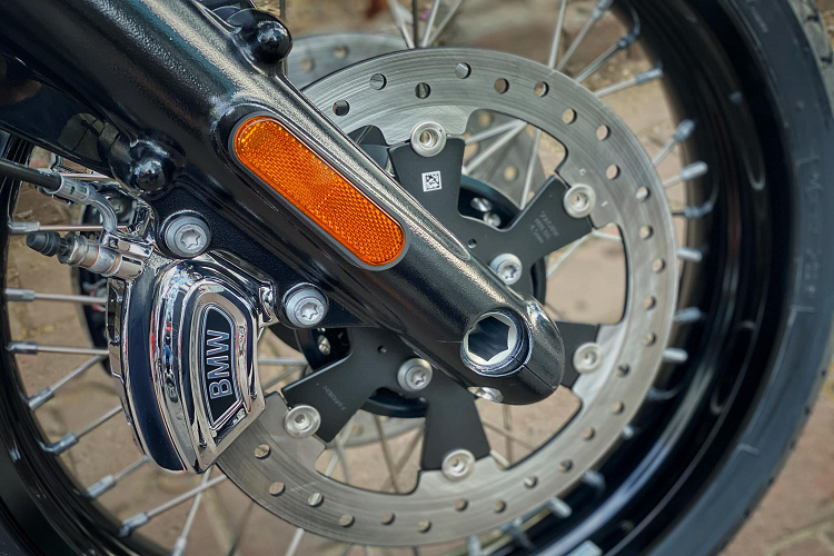 Nhiều chi tiết được mạ crôm sáng bóng khiến chiếc xe càng trở nên nổi bật và đẹp mắt hơn. Trọng lượng của R18 là 345 kg, trong đó khối động cơ Boxer 1802cc chiếm 110,8 kg. 