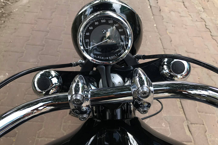 Cụm đèn trước của BMW R18 First Edition vẫn sử dụng cụm đèn tròn, bên trong có một dải đèn ban ngày hình sừng trâu nằm ngang. Phần đèn xi-nhan rời hẳn ra cụm đèn trước và được cố định trên ghi-đông.