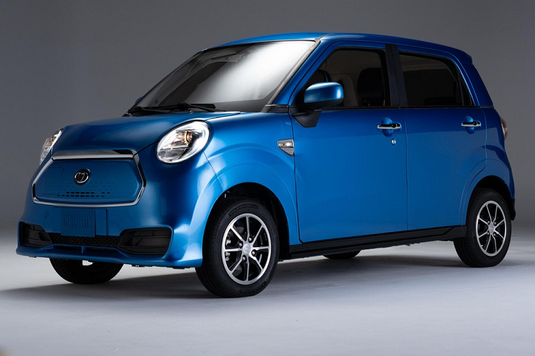 Một trong những rào cản khiến xe điện chưa thể phổ biến hơn ở thời điểm hiện tại là giá cả. Một chiếc xe điện vẫn có giá trung bình đắt hơn đáng kể so với một chiếc xe động cơ đốt trong truyền thống. Những mẫu xe ôtô điện rẻ nhất hiện tại bao gồm Nissan Leaf và Mini Cooper SE sắp ra mắt, cả hai có giá khởi điểm khoảng 30.000 USD.