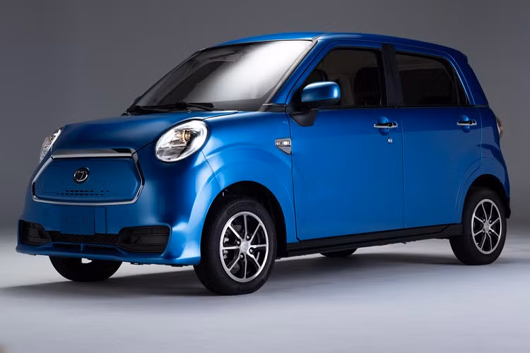 Một trong những rào cản khiến xe điện chưa thể phổ biến hơn ở thời điểm hiện tại là giá cả. Một chiếc xe điện vẫn có giá trung bình đắt hơn đáng kể so với một chiếc xe động cơ đốt trong truyền thống. Những mẫu xe ôtô điện rẻ nhất hiện tại bao gồm Nissan Leaf và Mini Cooper SE sắp ra mắt, cả hai có giá khởi điểm khoảng 30.000 USD.