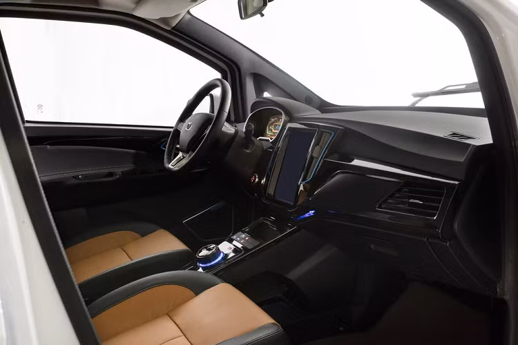 K27 chỉ có 27 mã lực cực khiêm tốn và đạt tốc độ tối đa chỉ 101 km/h, vậy nên tốt nhất là người dùng không nên đưa nó vào làn tốc độ nhanh trên cao tốc. Cụm pin 17,69 kWh của xe mất 7 tiếng để sạc thông qua một nguồn 240 V và sẽ cung cấp cự li di chuyển khoảng 160 km. Ngoại trừ màn hình cảm ứng trung tâm cỡ 9 inch, cabin xe trông rất đơn giản. Ít nhất, người dùng cũng có một camera nhìn phía sau, hai túi khí phía trước, và kết nối Bluetooth.