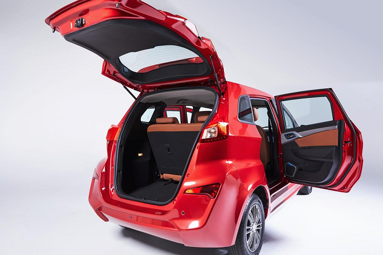 Ở chiều dài 3.460 mm, Kandi K27 ngắn hơn khoảng 378 mm so với một chiếc hatchback Mini Cooper 2 cửa, thế nhưng vẫn có thể nhét vừa 4 người lớn. Mẫu K23 lớn hơn có 28 mã lực và có thể đạt tốc độ 112,6 km/h, trong khi cụm pin lithium ba chất 41,4 kWh của nó cung cấp cự li di chuyển xa hơn đáng kể khoảng 302 km, cho dù thời gian sạc tăng lên 7,5 tiếng. Nội thất của nó trông cũng đơn giản tương đương nhưng có màn hình cảm ứng 10 inch lớn hơn một chút.