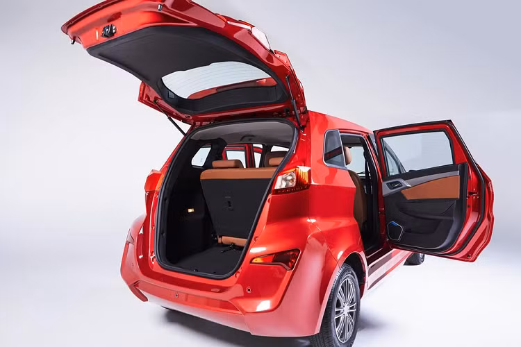 Ở chiều dài 3.460 mm, Kandi K27 ngắn hơn khoảng 378 mm so với một chiếc hatchback Mini Cooper 2 cửa, thế nhưng vẫn có thể nhét vừa 4 người lớn. Mẫu K23 lớn hơn có 28 mã lực và có thể đạt tốc độ 112,6 km/h, trong khi cụm pin lithium ba chất 41,4 kWh của nó cung cấp cự li di chuyển xa hơn đáng kể khoảng 302 km, cho dù thời gian sạc tăng lên 7,5 tiếng. Nội thất của nó trông cũng đơn giản tương đương nhưng có màn hình cảm ứng 10 inch lớn hơn một chút.