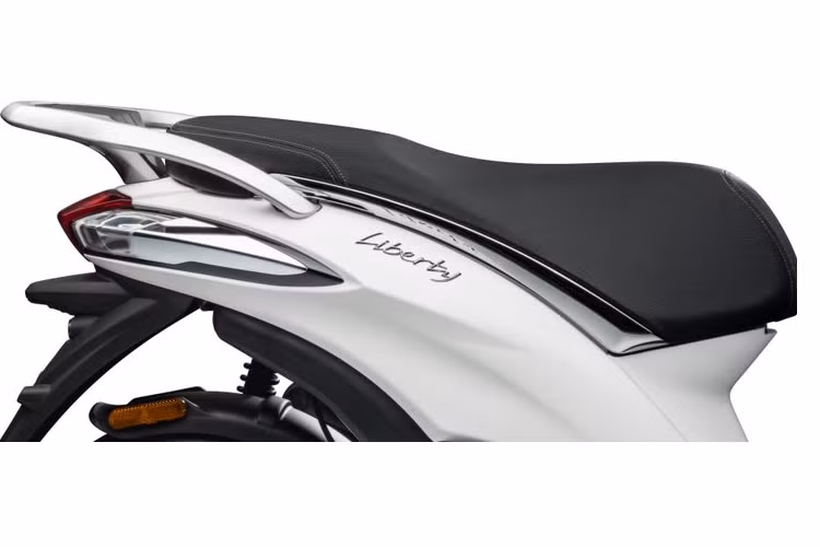 Piaggio Liberty 50cc được trang bị phanh đĩa bánh trước. Hệ thống phanh sử dụng đĩa phanh thép đường kính 240 mm ở bánh trước và phanh tang trống đường kính 140 mm ở bánh sau.