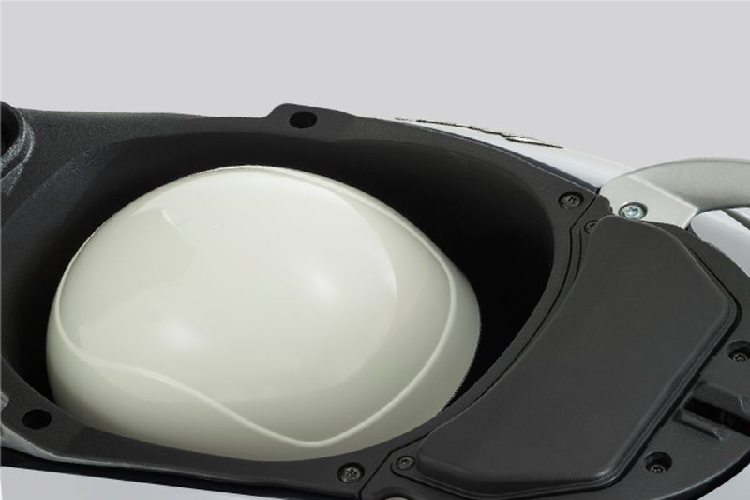 Cốp của Liberty 50cc khá rộng rãi với khả năng đựng vừa một mũ bảo hiểm có kính. Chiều cao của yên xe được hạ thấp xuống dưới 790 mm.