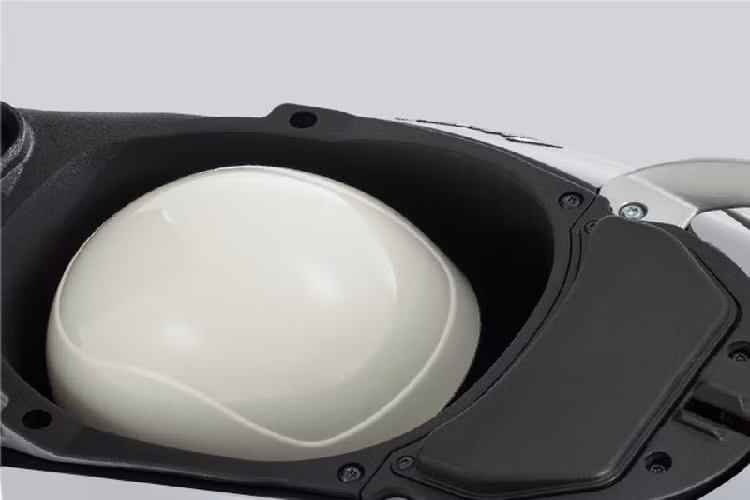 Cốp của Liberty 50cc khá rộng rãi với khả năng đựng vừa một mũ bảo hiểm có kính. Chiều cao của yên xe được hạ thấp xuống dưới 790 mm.