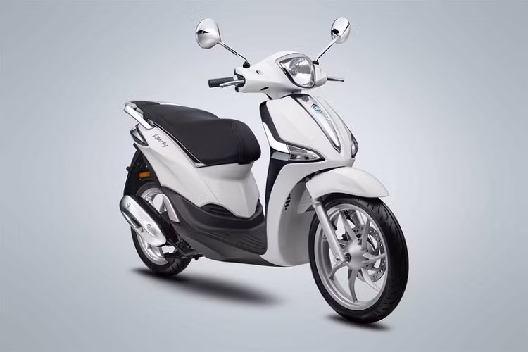 Liberty 50cc mới là mẫu xe dành cho những bạn trẻ tìm kiếm sự khác biệt và chất cá tính riêng. Liberty 50cc mới cũng dành cho các khách hàng tìm kiếm một phương tiện cao cấp và an toàn cho các quãng đường di chuyển ngắn hàng ngày. Mức giá xe Piaggio Liberty 50cc tại Việt Nam chỉ 39,9 triệu đồng, thấp hơn nhiều so với bản 125cc.