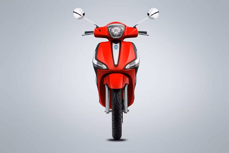 Mới đây, Piaggio Việt Nam đã bất ngờ giới thiệu mẫu xe tay ga cao cấp Liberty phiên bản 50cc tới công chúng trong nước. So với phiên bản 125cc, phiên bản Piaggio Liberty 50cc mới không có quá nhiều sự khác biệt về thiết kế. Điểm thay đổi chủ yếu nằm ở động cơ 3 van với thể tích xy-lanh chỉ 50cc lần đầu tiên được áp dụng.