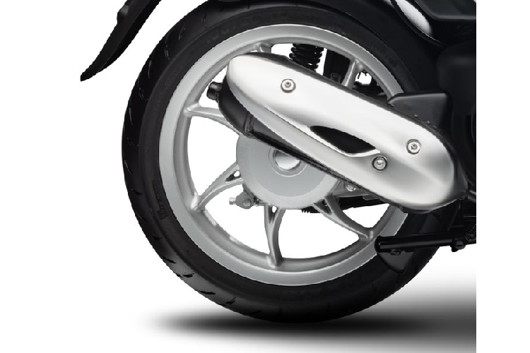 Từng chi tiết từ ống xả tới thiết kế bên trong của vỏ động cơ cho tới bầu lọc gió, đều được phát triển cải tiến nhằm mang lại sự thoải mái và trải nghiệm lái mượt mà đồng thời giúp giảm tiếng ồn. Mặt đồng hồ là một sự pha trộn hoàn hảo của phong cách và công nghệ với màn hình điện tử LCD hiện đại.