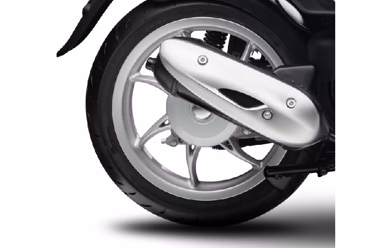 Từng chi tiết từ ống xả tới thiết kế bên trong của vỏ động cơ cho tới bầu lọc gió, đều được phát triển cải tiến nhằm mang lại sự thoải mái và trải nghiệm lái mượt mà đồng thời giúp giảm tiếng ồn. Mặt đồng hồ là một sự pha trộn hoàn hảo của phong cách và công nghệ với màn hình điện tử LCD hiện đại.