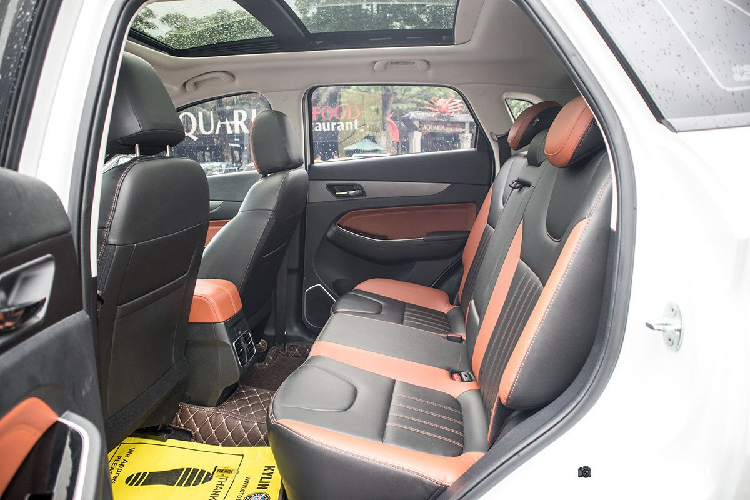 Baic X55 2020 có phần đuôi xe tương đối đơn giản khi khách hàng sẽ không nhận thấy bất cứ dòng chữ tên thương hiệu hay tên xe ở đây. Bên cạnh đó, cụm đèn hậu dạng LED được nối liền với dải crom mang đến không khí trẻ trung và hiện đại cho xe. Khu vực này, chúng ta hoàn toàn không thấy ống xả mà nhà sản xuất đã thay thế bằng phần cản sau giả ống xả 2 bên khá cân đối.