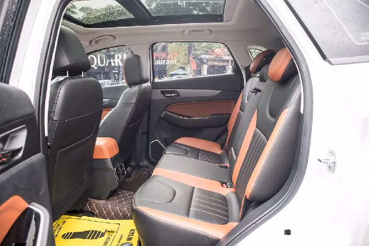 Baic X55 2020 có phần đuôi xe tương đối đơn giản khi khách hàng sẽ không nhận thấy bất cứ dòng chữ tên thương hiệu hay tên xe ở đây. Bên cạnh đó, cụm đèn hậu dạng LED được nối liền với dải crom mang đến không khí trẻ trung và hiện đại cho xe. Khu vực này, chúng ta hoàn toàn không thấy ống xả mà nhà sản xuất đã thay thế bằng phần cản sau giả ống xả 2 bên khá cân đối.