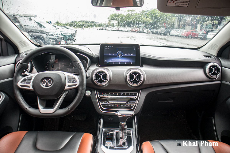 Baic tại Việt Nam sử dụng bộ la-zăng hợp kim 18 inch với tạo hình cánh hoa bắt mắt. Gương chiếu xe X55 được sơn đen bóng mang đến vẻ thể thao và kết hợp xi-nhan cùng nhiều tính năng tiện ích. Mặc dù giá rẻ, nhưng option là những điều xe Trung Quốc luôn đầy đủ với tay nắm cửa có chức năng mở khoá thông minh, hơn nhiều mẫu xe cùng phân khúc giá trên 700 triệu đồng. Ở phần trụ D, xe được sử dụng kính tối màu giúp thanh thoát hơn cũng là điểm gây ấn tượng với người tiêu dùng.