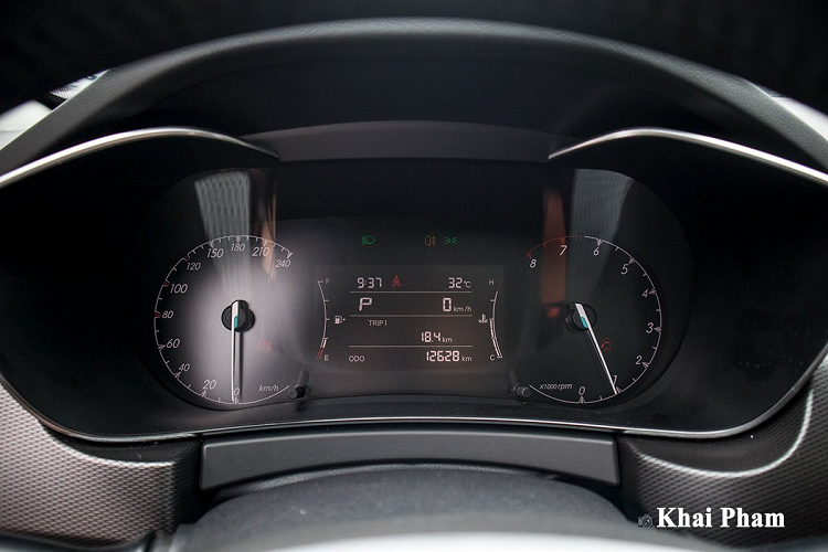 Baic X55 All New có phần hoàn thiện nội thất khá tốt, nhưng ở phân khúc giá rẻ nên xe vẫn sử dụng chủ yếu nhựa cứng ở khu vực táp-lô, cửa gió điều hoà thiết kế theo logo khá riêng biệt.