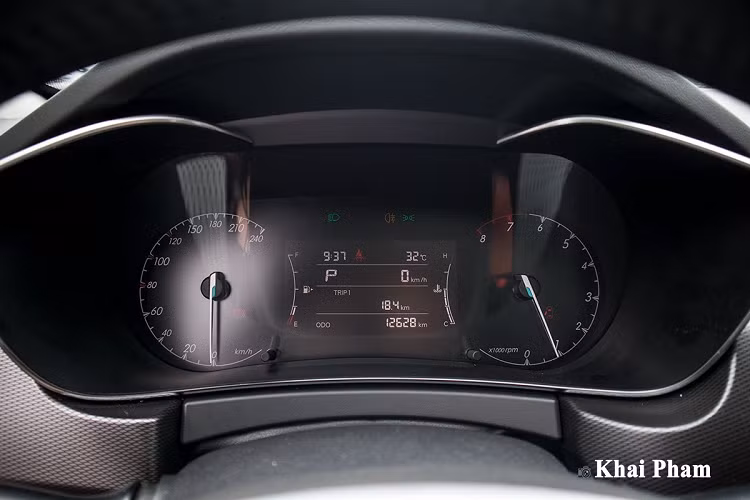 Baic X55 All New có phần hoàn thiện nội thất khá tốt, nhưng ở phân khúc giá rẻ nên xe vẫn sử dụng chủ yếu nhựa cứng ở khu vực táp-lô, cửa gió điều hoà thiết kế theo logo khá riêng biệt.