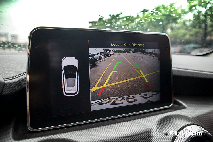 Không khí thể thao tiếp tục được tái lập khi bạn bước sang vị trí người lái với vô-lăng dạng D-cút bọc da hoàn toàn có lỗ thông khí trên Baic X55. Phía sau, dù vẫn dùng đồng hồ cơ nhưng thiết kế này khá giống loại kỹ thuật số, đặc biệt, màn hình hiển thị thông tin lái to cỡ lớn rất bắt mắt.