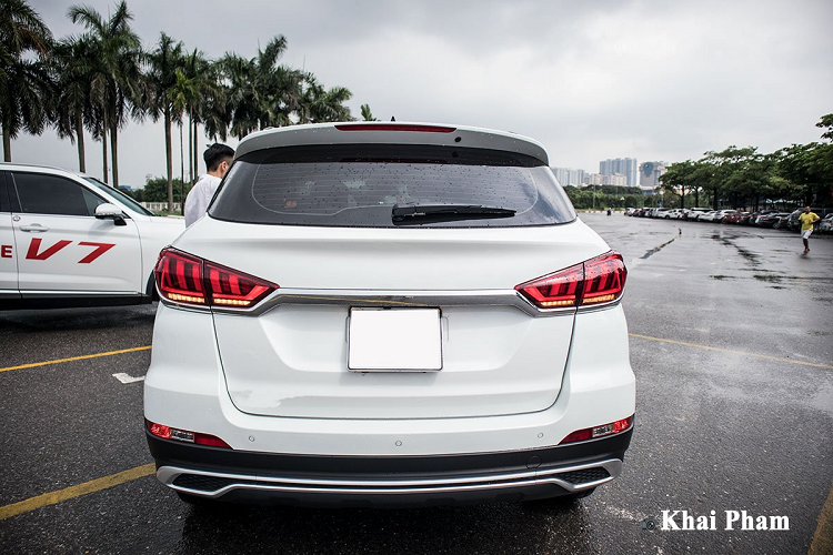 Những tiện nghi khác xuất hiện trên đối thủ đến từ Trung Quốc của Hyundai Tucson như: Điều hoà tự động, cửa sổ trời chỉnh điện, cửa gió hàng ghế sau, kính lái chỉnh điện, phanh tay điện tử, chìa khoá thông minh