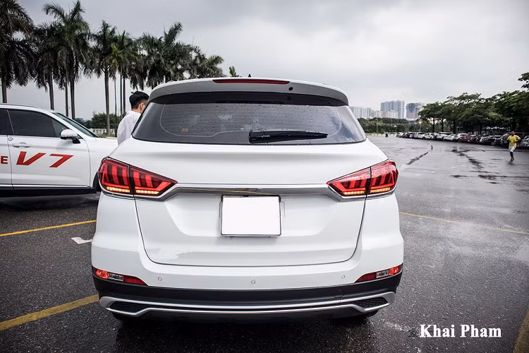 Những tiện nghi khác xuất hiện trên đối thủ đến từ Trung Quốc của Hyundai Tucson như: Điều hoà tự động, cửa sổ trời chỉnh điện, cửa gió hàng ghế sau, kính lái chỉnh điện, phanh tay điện tử, chìa khoá thông minh