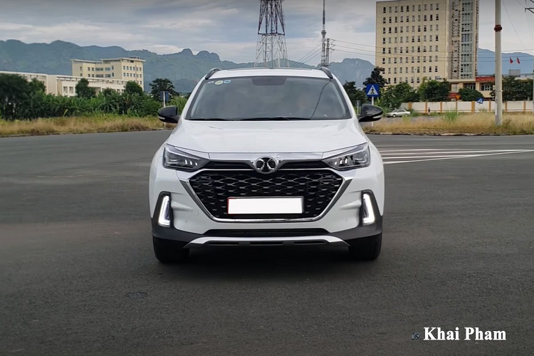 Điểm chung của Baic X55 thế hệ mới cũng như nhiều mẫu xe hơi Trung Quốc khác là sở hữu ngôn ngữ thiết kế khá hiện đại, trẻ trung giúp chiếc CUV này dễ dàng tiếp cận với nhiều đối tượng khách hàng hơn. Trong đó, người tiêu dùng trẻ tuổi là đối tượng mà mẫu xe tập trung hướng đến.