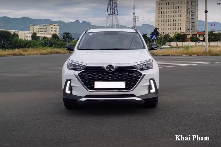 Điểm chung của Baic X55 thế hệ mới cũng như nhiều mẫu xe hơi Trung Quốc khác là sở hữu ngôn ngữ thiết kế khá hiện đại, trẻ trung giúp chiếc CUV này dễ dàng tiếp cận với nhiều đối tượng khách hàng hơn. Trong đó, người tiêu dùng trẻ tuổi là đối tượng mà mẫu xe tập trung hướng đến.