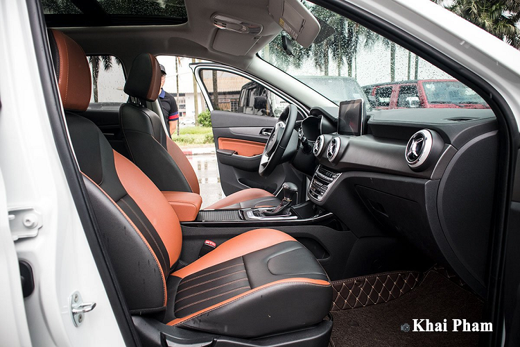 Toàn bộ ghế ngồi trên Baic X55 đều bọc da hoàn toàn với sự kết hợp giữa 2 tông màu đen/cam để mang đến nét tươi mới cho tổng thế khoang cabin. Điểm trừ trên mẫu xe này đến từ ghế lái chỉnh cơ hoàn toàn, một chi tiết khiến nhiều người phân vân nếu lựa chọn bởi đây là option cần thiết. Hàng ghế sau xe có thể ngả mang đến cảm giác thoải mái cho người dùng dù phải di chuyển đường dài, kèm theo đó xe có bệ tỳ tay trung tâm.