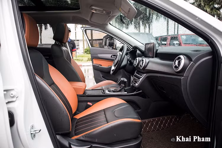 Toàn bộ ghế ngồi trên Baic X55 đều bọc da hoàn toàn với sự kết hợp giữa 2 tông màu đen/cam để mang đến nét tươi mới cho tổng thế khoang cabin. Điểm trừ trên mẫu xe này đến từ ghế lái chỉnh cơ hoàn toàn, một chi tiết khiến nhiều người phân vân nếu lựa chọn bởi đây là option cần thiết. Hàng ghế sau xe có thể ngả mang đến cảm giác thoải mái cho người dùng dù phải di chuyển đường dài, kèm theo đó xe có bệ tỳ tay trung tâm.
