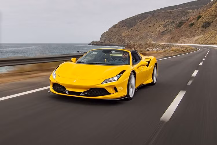 Về cảm giác lái, Ferrari F8 Spider 2020 cung cấp mức độ phản hồi cực ấn tượng đến từ từng thao tác nhỏ nhất. Hiện tượng “turbo lag” thậm chí còn không xuất hiện tại dải vòng tua thấp, mang đến những cảm giác phấn khích và thăng hoa khi đạp ga tăng tốc đột ngột. Hệ thống phanh vẫn tiếp tục đảm bảo hiệu năng ấn tượng tương xứng với sức mạnh từ động cơ tăng áp kép V8 3.9L, kết hợp cùng hệ thống kiểm soát ổn định FDE+ cho phép người lái dễ dàng xoay sở khi gặp các khúc cua khó nhằn.