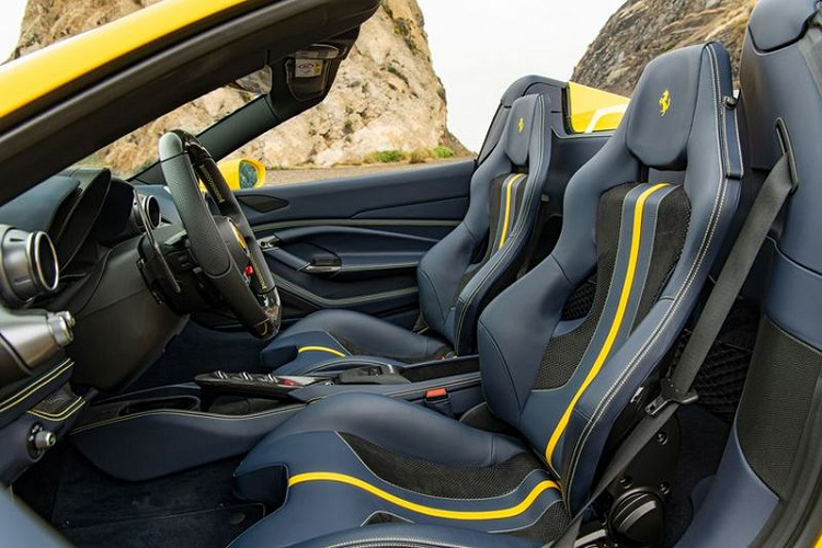 Đối với một mẫu siêu xe thể thao có khả năng đạt tốc độ tối đa lên đến 340 km/h, cụm đồng hồ kỹ thuật số sẽ có kích thước lớn hơn, vẫn mang thiết kế truyền thống của Ferrari với đồng hồ vòng tua được bố trí ở chính giữa. Những chi tiết khác trong nội thất của Ferrari F8 Spider 2020 như hệ thống 2 ghế ngồi phong cách thể thao, các điểm nhấn bằng nhôm và sợi carbon, màn hình thông tin giải trí dạng cảm ứng cỡ 7 inch bên phía hành khách,... đều rất giống với phiên bản Coupe F8 Tributo.