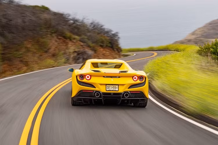 Nhờ hệ thống treo cải tiến với bộ giảm chấn được điều chỉnh, Ferrari F8 Spider 2020 mang đến những trải nghiệm vận hành ổn định và tương đối thoải mái đối với một mẫu siêu xe thể thao. Băng qua các cung đường với chướng ngại vật trước mắt, bộ giảm chấn từ tính sẽ cứng lại khi cần thiết, kết hợp cùng cấu trúc khung gầm nhôm của F8 Spider giúp tối ưu những trải nghiệm thoải mái cho hành khách trong cabin.